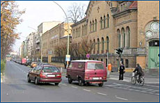 Autofahrer mit normalem Gesichtsfeld sieht im Strassenverkehr Fussgänger und Velofahrer rechts.
